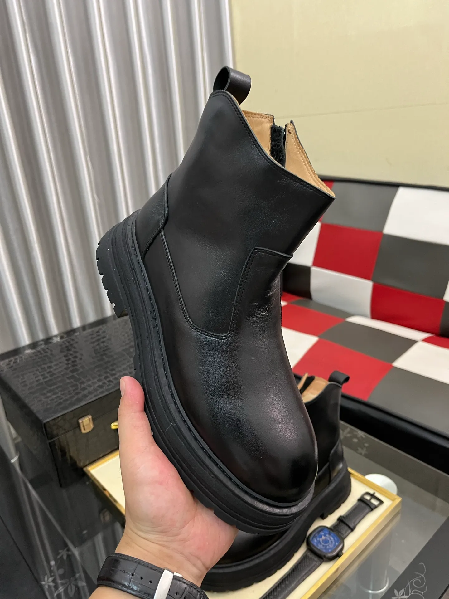Ex-factory price: 680⌚️⌚️Thick wool imported from Australia Brand: UGG genuine purchasing agent Size: 39-44 (45 customized) Grade: Official website 1:1 Material: First layer of genuine leather waterproof and antifreeze upper Real wool lining Original non-slip and wear-resistant outsole Style category: Men's casual shoes Trendy style Comfortable on the feet Color: Official website color synchronization